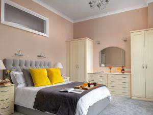 TrefriwにあるNumber Threeのベッドルーム1室(黄色い枕とシンク付きのベッド1台付) +18枚の写真