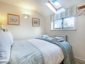 una camera da letto con un letto e due finestre di September Cottage a Wenhaston