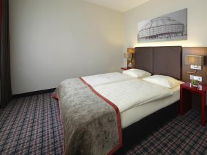 a bedroom with a large bed in a hotel room at Mercure Hotel Dortmund Messe in Dortmund