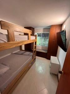 Katil atau katil-katil dalam bilik di Cozy Quite Poblado 3 bedroom