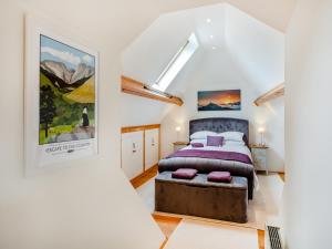 una camera con letto e ottomana di The Hay Loft - Uk46737 a Shapwick