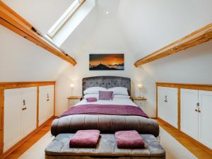 una camera da letto con un letto grande in una mansarda di The Hay Loft - Uk46737 a Shapwick