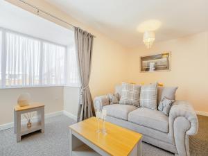 un salon avec un canapé et une table dans l'établissement Macey's Cottage - Uk42146, à North Somercotes