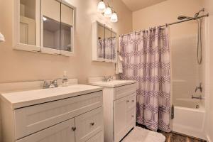 Koupelna v ubytování Cajun King Townhome, Village - 3 En-Suite Bedrooms + 84 fotografií