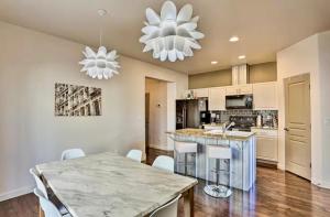 Kuchyň nebo kuchyňský kout v ubytování Cajun King Townhome, Village - 3 En-Suite Bedrooms