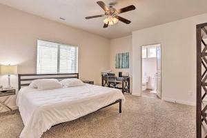 Postel nebo postele na pokoji v ubytování Cajun King Townhome, Village - 3 En-Suite Bedrooms
