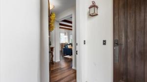 pasillo que conduce a una sala de estar con puerta de madera en LV371 Cozy Downstairs 3BR Legacy Villa Near Pools, en La Quinta