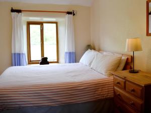 En eller flere senge i et værelse på Brothersfield Cottage