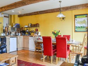 Køkken eller tekøkken på Peacock Cottage - Uk36422