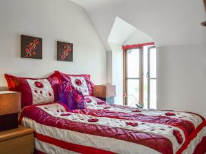 En eller flere senge i et værelse på Peacock Cottage - Uk36422 + 7 billeder