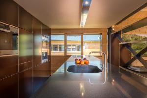 Kuchyň nebo kuchyňský kout v ubytování Design Chalets Lech