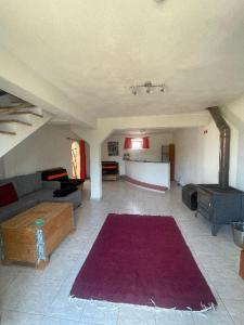 a living room with a couch and a red rug at Quinta Samoura in Góis