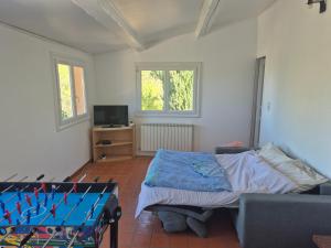 ein Wohnzimmer mit einem Bett und einem Billardtisch in der Unterkunft Maison de vacances à La Ciotat Ceyreste in Ceyreste