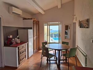 eine Küche mit Tisch und Stühlen in einem Zimmer in der Unterkunft Maison de vacances à La Ciotat Ceyreste in Ceyreste