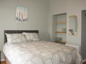 Postel nebo postele na pokoji v ubytování Seaview Cottage - Uk35814