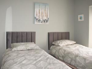 Postel nebo postele na pokoji v ubytování Seaview Cottage - Uk35814
