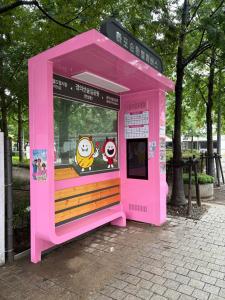 a pink bus stop with hello kitty painted on it at 연남동,경의선숲길,홍대입구2번출구,올리브영,연세대,세브란스병원,2룸3베드,Ak홍대쇼핑,짐보관 in Seoul