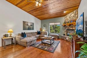 a living room with a couch and a fireplace at Nakai Trail 4-br A-frame Firepit Game Rm Sauna in Mountainaire