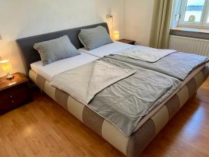 Postel nebo postele na pokoji v ubytování FeWo HoLiDay MAIsoNETTE Allgäu