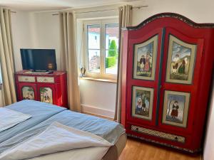 Postel nebo postele na pokoji v ubytování FeWo HoLiDay MAIsoNETTE Allgäu