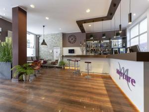 Un vestíbulo con bar y restaurante. en Mercure Frankfurt City Messe, en Frankfurt