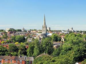 Blick auf eine Stadt mit Kirchturm in der Unterkunft Still Waters in Wroxham + 1 Foto