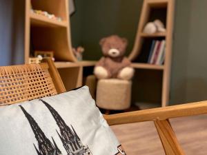 ein Teddybär auf einem Stuhl in einem Zimmer in der Unterkunft ibis Styles Clermont-Ferrand Aéroport in Clermont-Ferrand