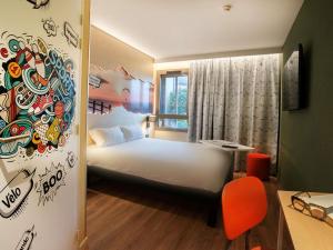 Postel nebo postele na pokoji v ubytování ibis Styles Clermont-Ferrand Aéroport + 48 fotografií