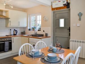 Η κουζίνα ή μικρή κουζίνα στο Rattlebeck Cottage +14 φωτογραφίες