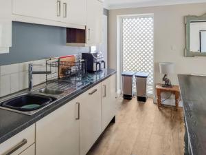 Kuchyň nebo kuchyňský kout v ubytování Nene Cottage + 22 fotografií