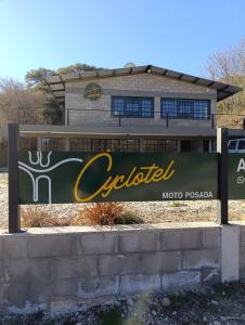 un cartel delante de un edificio en Cyclotel Motoposada, en Valle Hermoso