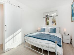 Un dormitorio blanco con una cama y una ventana. en Failte Luxury Apartment, en Inverness