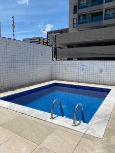 basen z dwoma uchwytami w budynku w obiekcie Flat Costa Nova - Ponta Verde Maceió w mieście Maceió