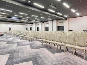 Habitación con filas de sillas y pantalla de proyección en Ibis Styles Wroclaw Centrum, en Wroclaw 100 fotos más