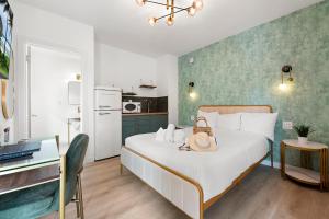 Un dormitorio con una cama con un sombrero encima. en Bianco Hotel, en Miami