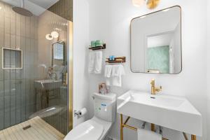 Un baño con inodoro, lavabo y ducha. en Bianco Hotel, en Miami