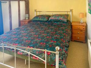 Postel nebo postele na pokoji v ubytování Sunny Meadow Cottage + 14 fotografií