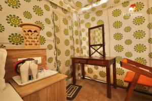 Příslušenství pro přípravu čaje a kávy v ubytování The Sandy Resort Jaisalmer