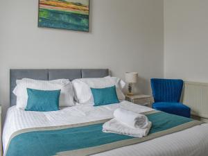 Un dormitorio con una cama con toallas. en Southgate House - Uk48863, en Elland 7 fotos más