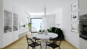 ein weißes Esszimmer mit einem weißen Tisch und Stühlen in der Unterkunft Apartament Margaret in Oppeln