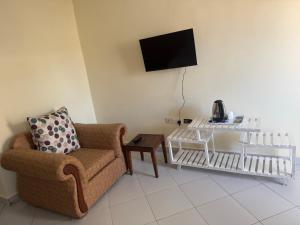 TV a/nebo společenská místnost v ubytování Malaika Gardens resort