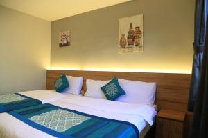 Postel nebo postele na pokoji v ubytování Lavana Hotel Batu Caves