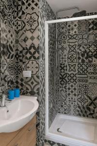 a bathroom with a sink and a shower at Casa cobalto vicinissima al centro by Turin House Collection in Turin