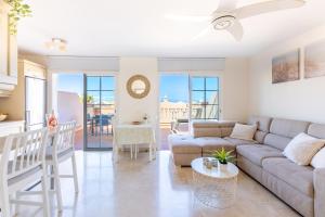 Χώρος καθιστικού στο luxury duplex apartment with beautiful sea views
