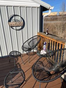 three chairs and a table on a deck at The Tiny tiki Hut in Springfield
