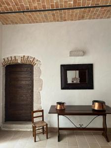 une table et une chaise dans une pièce avec un miroir dans l'établissement Casa Beatrice, à Campochiaro
