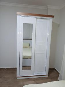 - une armoire blanche avec un miroir dans l'établissement Janna new furnished luxury wide apartment the, à Sheikh Zayed