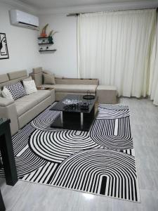 - un salon avec un tapis noir et blanc dans l'établissement Janna new furnished luxury wide apartment the, à Sheikh Zayed