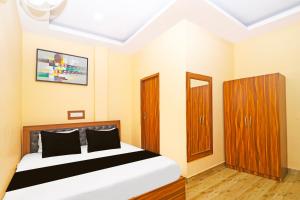 a bedroom with a large bed and wooden cabinets at Hotel O Gala Banquet in Rānchī +20 photos