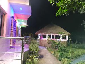 - un kiosque dans le jardin la nuit dans l'établissement Hotel ruposhi bangla, à Purbbadulki